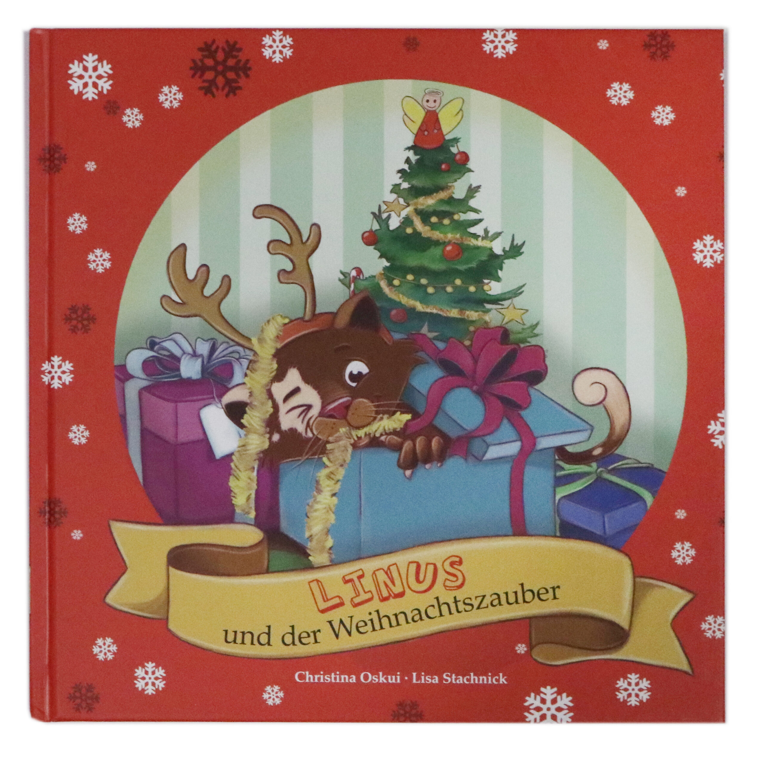 Buchcover "Linus und der Weihnachtszauber", Katze liegt in einem Haufen von Weihanchtsgeschenken und hat eine Schleife im Maul und ein Rentiergeweih auf dem Kopf. Im Hintergrund ist ein geschmückter Tannenbaum zu sehen.